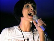 Bóng đá anh, ngoại hạng anh, lịch thi đấu euro 2012, Boyzone lần đầu tiên “chiêu dụng” nữ ca sĩ